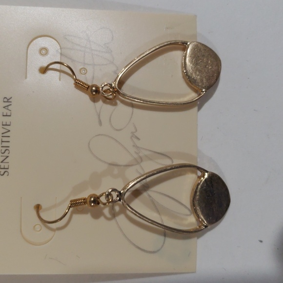 Elegant Gold tone Hoops Design Drop Earrings - Chic Women's Fashion Jewelry - Picture 7 of 9